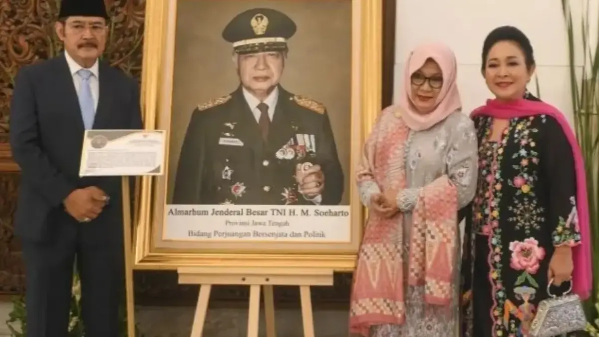 Anak Jenderal Besar TNI Soeharto, Siti Hardijanti Rukmana (kedua kanan), Siti Hediati Hariyadi (kanan) dan Bam