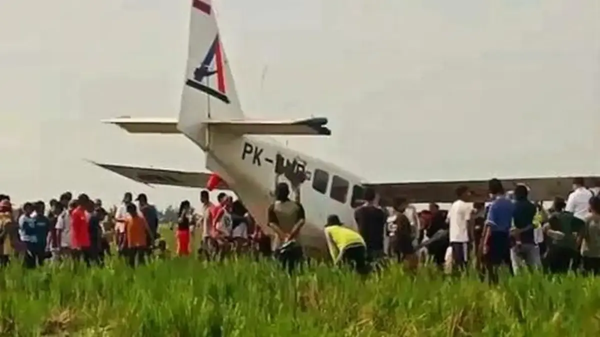 Pesawat Cessna mendarat darurat di Karawang, Jawa Barat. (Foto: dok. Polres Karawang)