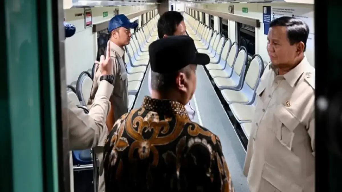 Presiden Prabowo Subianto (kanan) didampingi Menteri Perhubungan Dudy Purwagandhi (tengah), Menteri Sekretaris