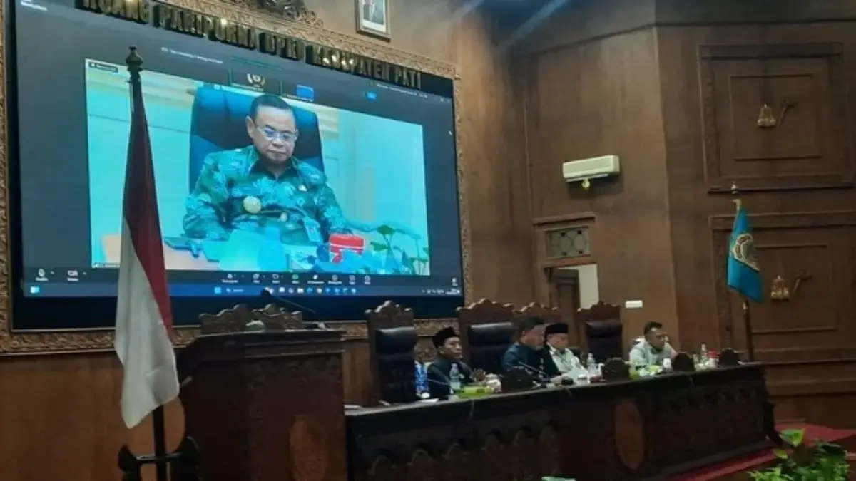 Bupati Pati, Sudewo, hadir secara daring pada rapat paripurna DPRD Pati, Jumat 31 Oktober 2025