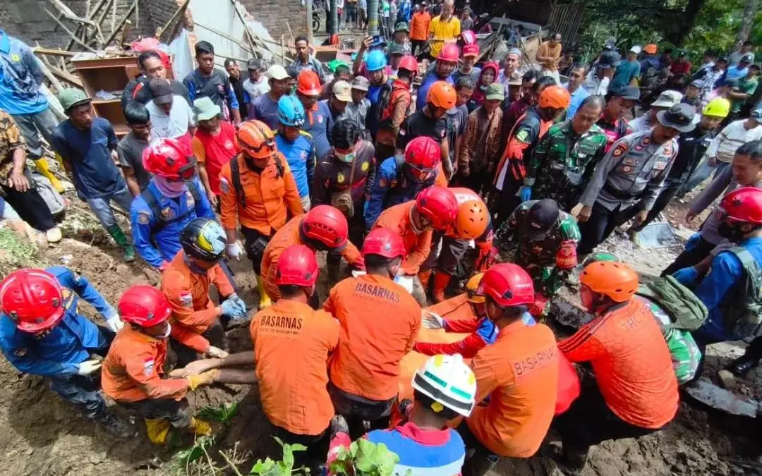 Proses evakuasi korban longsor oleh tim SAR gabungan (Foto: Basarnas Surabaya)
