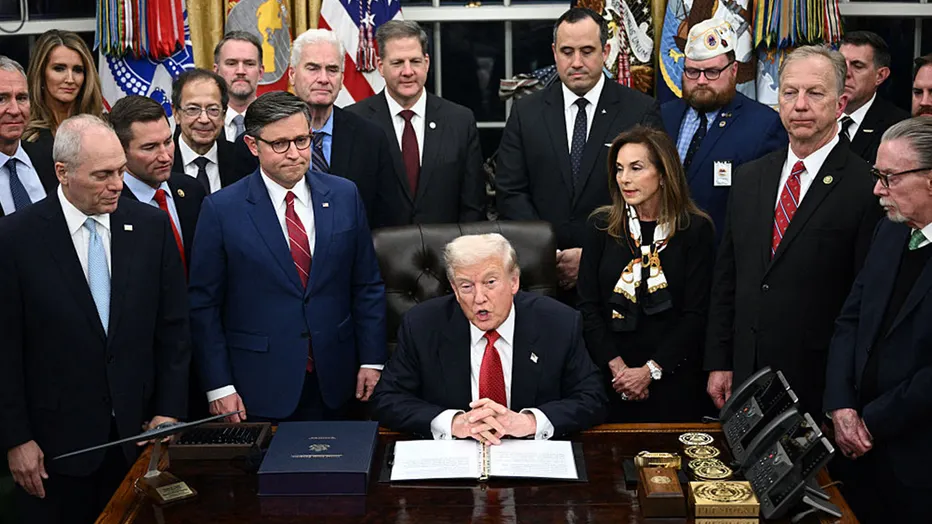 Presiden AS Donald Trump (C) berbicara saat menandatangani paket RUU untuk membuka pemerintah federal di Kanto