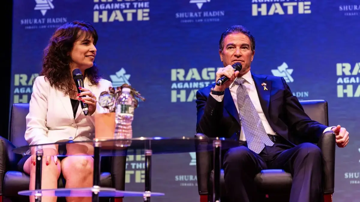 Mantan Direktur Mossad Yossi Cohen dan Presiden Shurat HaDin Nitsana Darshan-Leitner menghadiri sebuah acara p