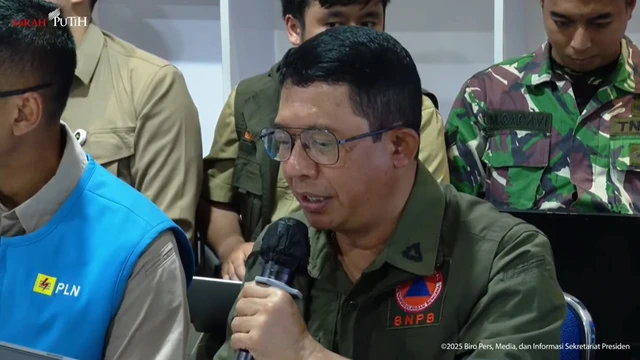 Kepala BNPB Letjen TNI Suharyanto saat rapat terbatas dengan Presiden Prabowo Subianto di Pangkalan Udara Sult