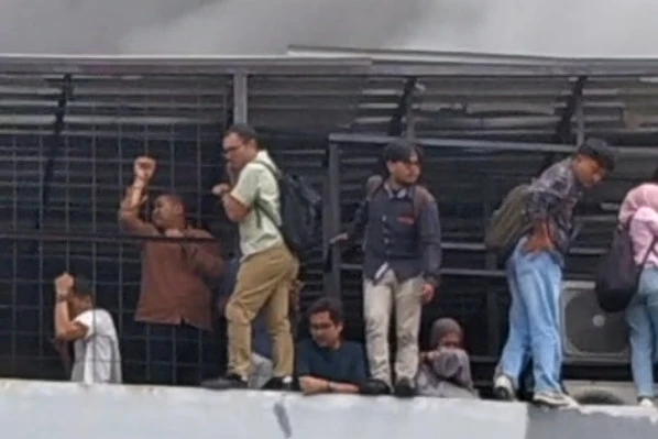 Evakuasi warga yang terjebak di Gedung Terra Drone, Jakarta Pusat, pada Selasa (9/12/2025). Foto: Dok. Istimew