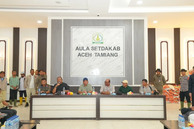 Mendagri Tito Karnavian (tengah) saat memberikan arahan kepada Forum Koordinasi Pimpinan Daerah (Forkopimda) K