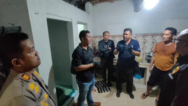 Pembunuhan 1 Keluarga di Situbondo: 3 Korban Ditemukan di Lokasi Berbeda dalam 1 Rumah Tak Ada Barang Hilang Satreskrim Polres Situbondo saat olah TKP tiga orang dalam satu keluarga tewas di rumah di Dusun Watuketu, Des