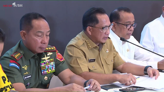 Mendagri Tito Karnavian memberikan keterangan pers pemulihan dan rencana strategis bencana Sumatera di Halim P