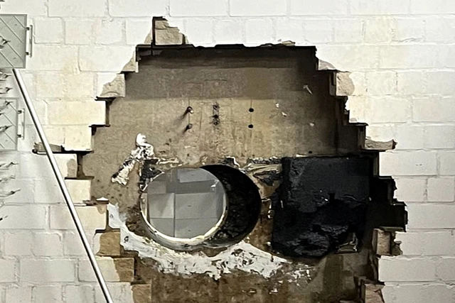 Sebuah lubang menganga di dinding setelah pencuri mengebor brankas bank tabungan Sparkasse di Gelsenkirchen, J