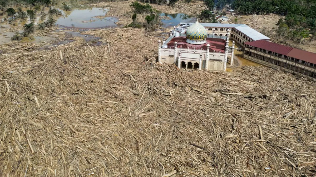 Kondisi jembatan rusak di Kabupaten Nagan Raya, Aceh. Foto: Istimewa.