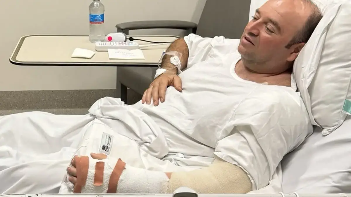 Ahmed el-Ahmed, Ayah 2 Anak Sergap Pelaku Penembakan Massal di Pantai Bondi Australia Saat Perayaan Hanukhah Ahmed saat menjalani pemulihan di rumah sakit setelah menderita luka tembak di lengannya (Chris Minns)