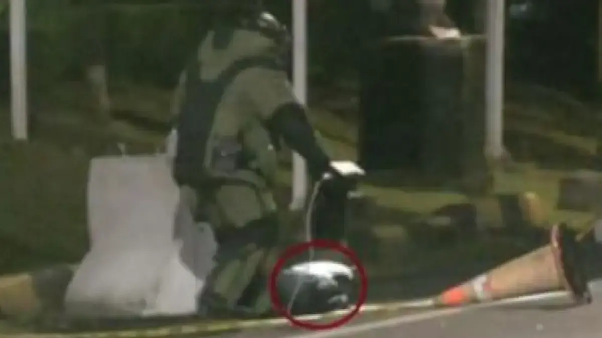 Sempat Menghebohkan Pengguna Jalan Tol Dalam Kota ABC Semarang, Tas Mencurigakan Itu Ternyata Isinya Pakaian Tas merah putih mencurigakan sempat diduga bom di pinggir Tol ABC Jatingaleh, Tim Gegana Turun. (Foto: istimew