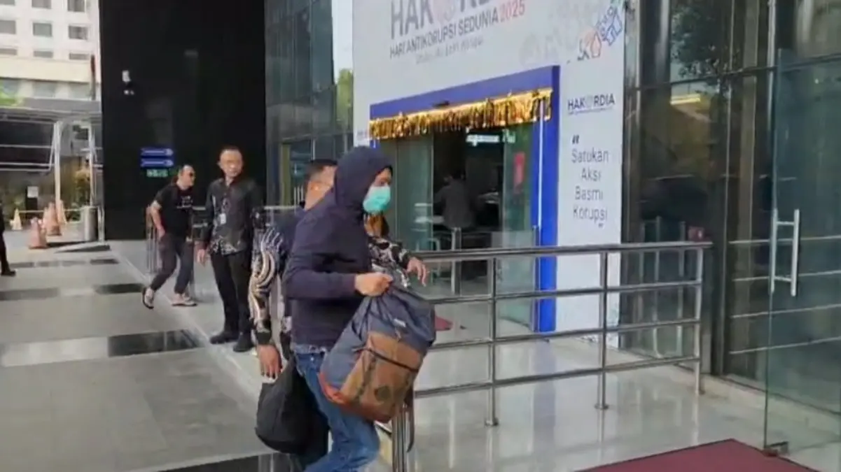 Kepala Seksi Intelijen Kejari Hulu Sungai Utara Asis Budianto ketika tiba di Gedung Merah Putih KPK setelah te