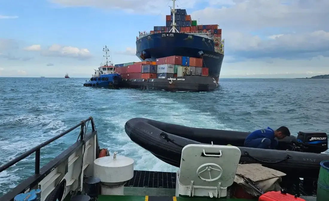 Tabrakan kapal kontainer dengan kapal tongkang.(Dok KSOP Batam)