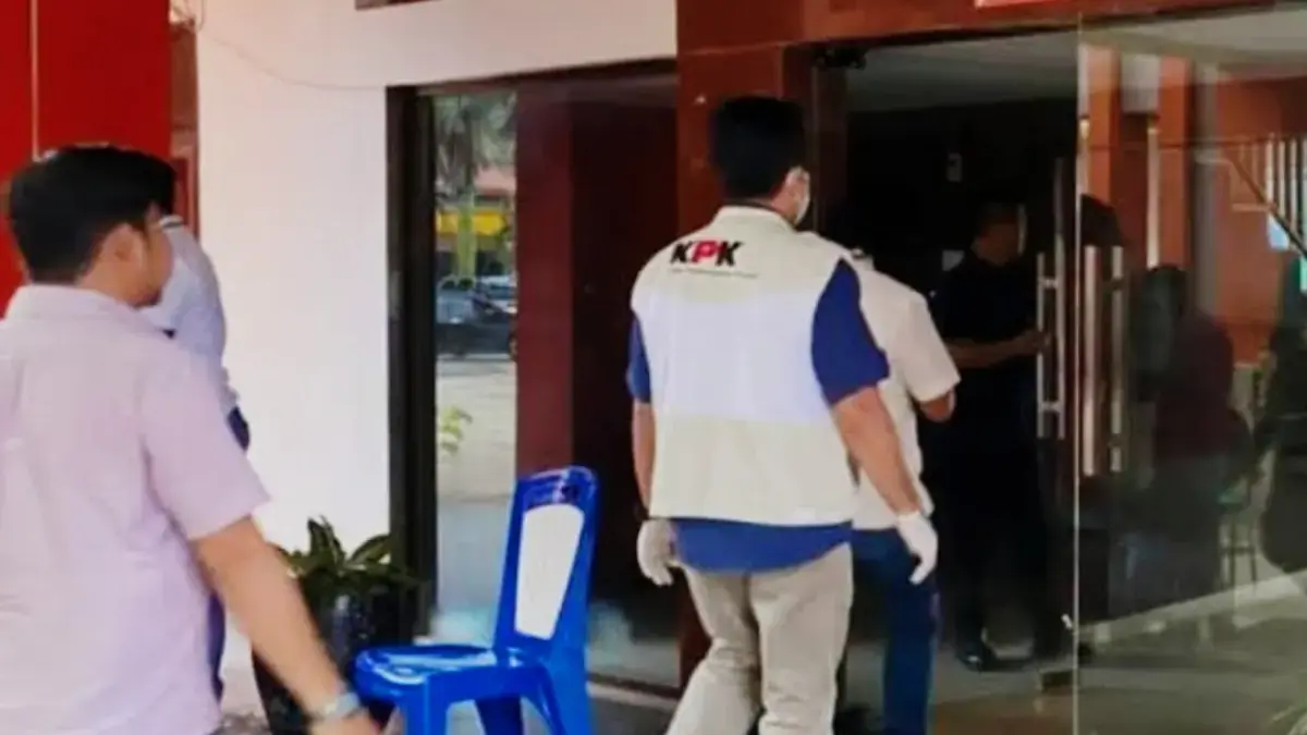 Penyidik KPK menggeledah kantor Bupati dan rumah dinas Bupati Indragiri Hulu (Inhu) pada Kamis (18/12/2025) la