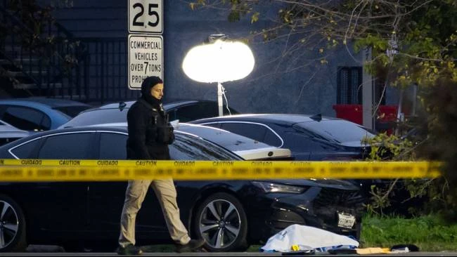 Penyidik memeriksa tempat kejadian perkara penembakan massal di Stockton, negara bagian California, Amerika Se