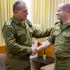 Kastaf IDF Letjen Eyal Zamir bertemu Mayjen Roman Gofman. (Sumber: IDF)
