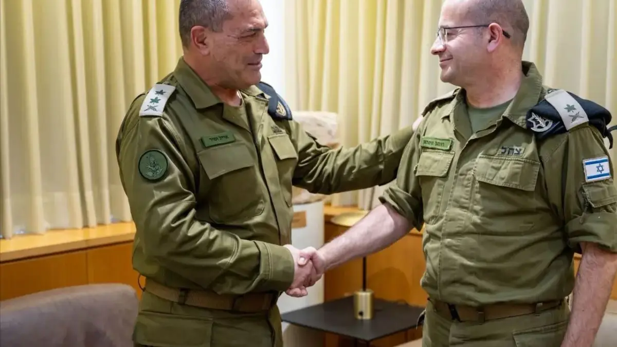 Kastaf IDF Letjen Eyal Zamir bertemu Mayjen Roman Gofman. (Sumber: IDF)