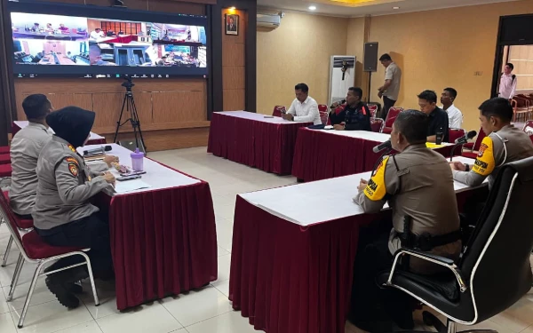 Jajaran Polda DIY melaksanakan rapat analisa dan evaluasi (anev) mingguan Operasi Lilin Progo 2025 di Mapolda