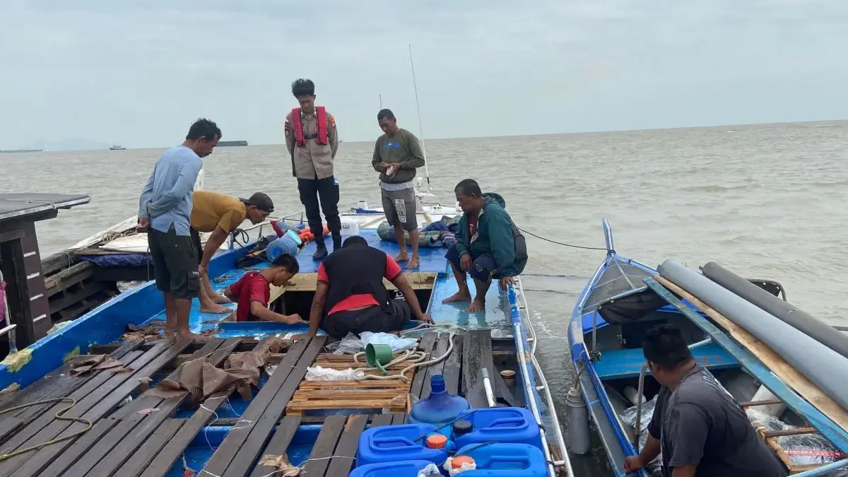 Tim SAR gabungan menangani kecelakaan kapal speed boat fiber tenggelam di perairan Pulau Parit, Kabupaten Kari