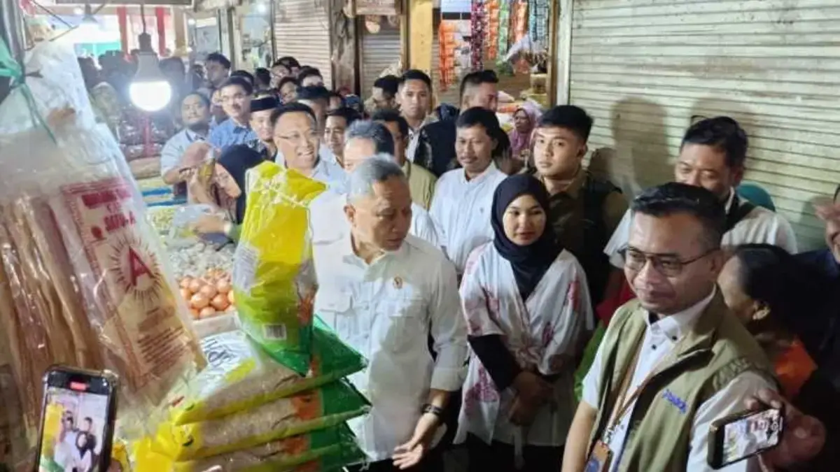 Zulhas dan Sakti Wahyu Trenggono Tinjau Pasar Jagasatru Cirebon pantau harga kebutuhan pokok.