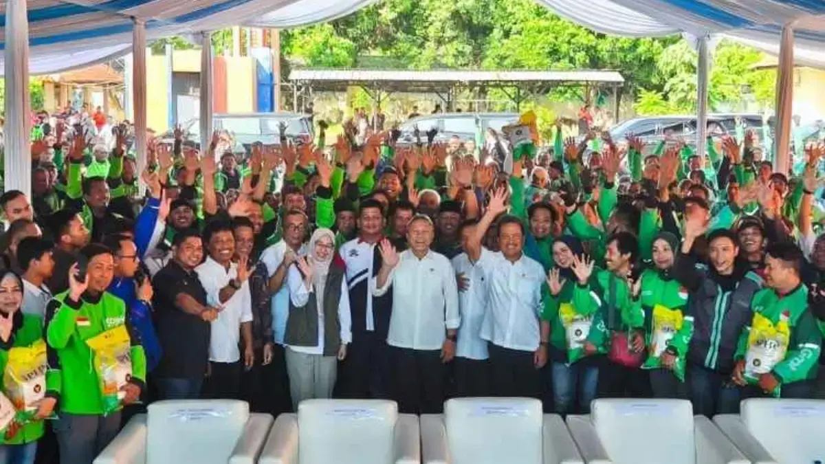 Zulhas Serahkan Bantuan Pangan untuk 250 Ojol di Cirebon. (IST)