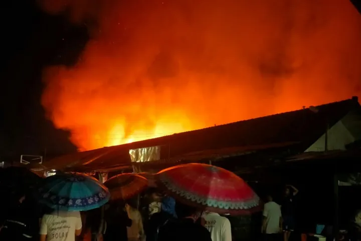 Kebakaran hebat di Pasar Senen Desa Lemahabang Kulon Kacamatan Lemahabang Kabupaten Cirebon, Selasa (30/12/202