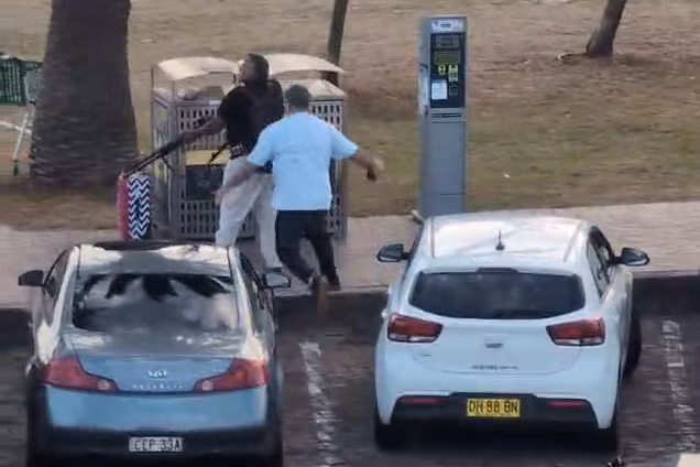 Saksi mata menangkap momen pria menangani dan melucuti senjata penembak Bondi