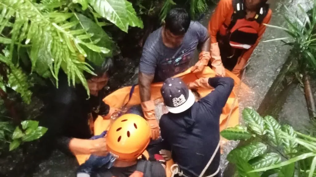 Proses evakuasi terhadap WNA yang terseret arus banjir, Minggu (14/12/2025). Foto: Humas Basarnas Bali