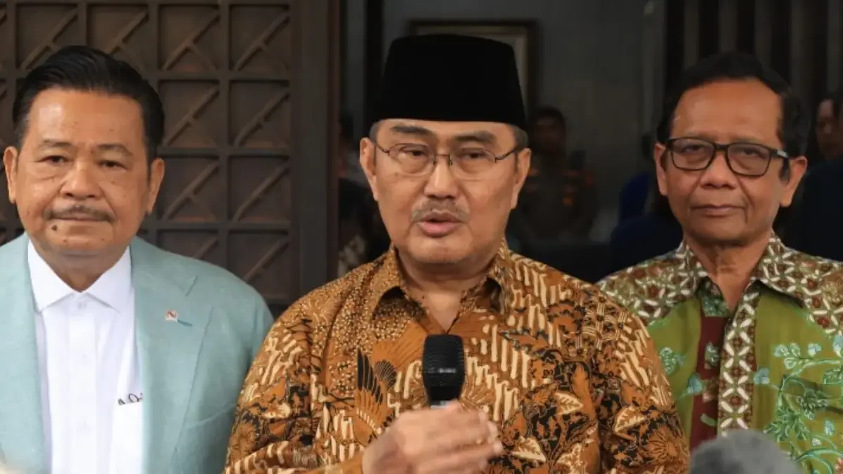 Ketua Komisi Percepatan Reformasi Polri, Jimly Asshiddiqie (tengah) di Posko Tim Reformasi, Jakarta Selatan pa
