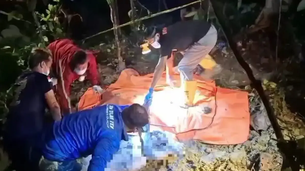 Evakuasi jasad Aris Munadi di hutan Kubangkangkung, Kecamatan Kawunganten, Kabupaten Cilacap, Jawa Tengah, pad