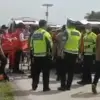 Petugas melakukan evakuasi keempat jenazah dalam mobil di ruas Jalan Tol Pejagan-Pemalang, Kabupaten Tegal, Ja