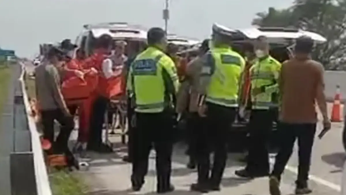 Petugas melakukan evakuasi keempat jenazah dalam mobil di ruas Jalan Tol Pejagan-Pemalang, Kabupaten Tegal, Ja