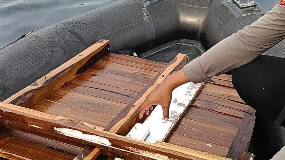 Tim SAR gabungan kembali menemukan serpihan KM Putri Sakinah tenggelam di Perairan Pulau Padar Labuan Bajo, pa