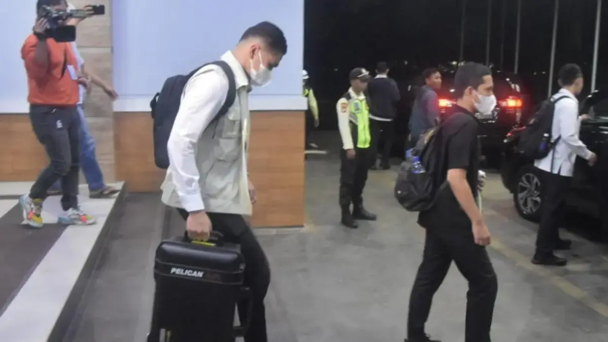 Beberapa petugas membawa koper yang berisi barang bukti yang diamankan dari Kantor Bupati Bekasi (Foto: Istime