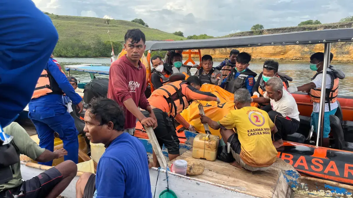 Suasana saat proses evakuasi jenazah salah satu WNA Spanyol di Labuan Bajo, Manggarai Barat, NTT. (Foto: Humas
