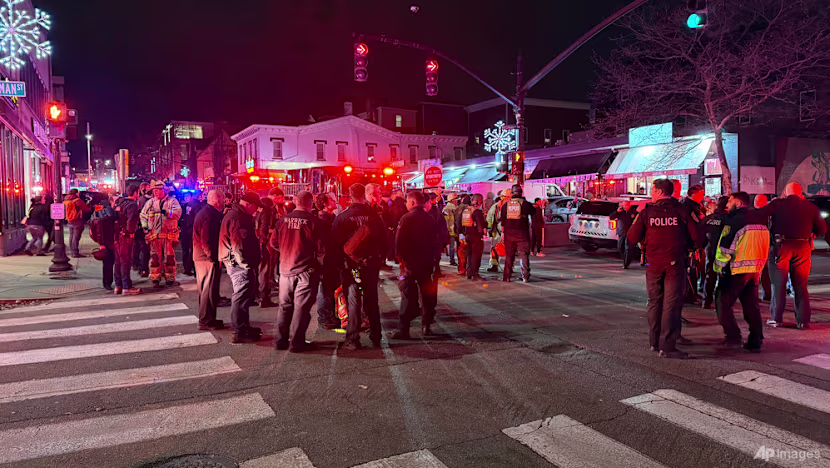 Petugas polisi berjaga di sudut Jalan Waterman dan Jalan Thayer di Providence, Rhode Island, respons atas pene