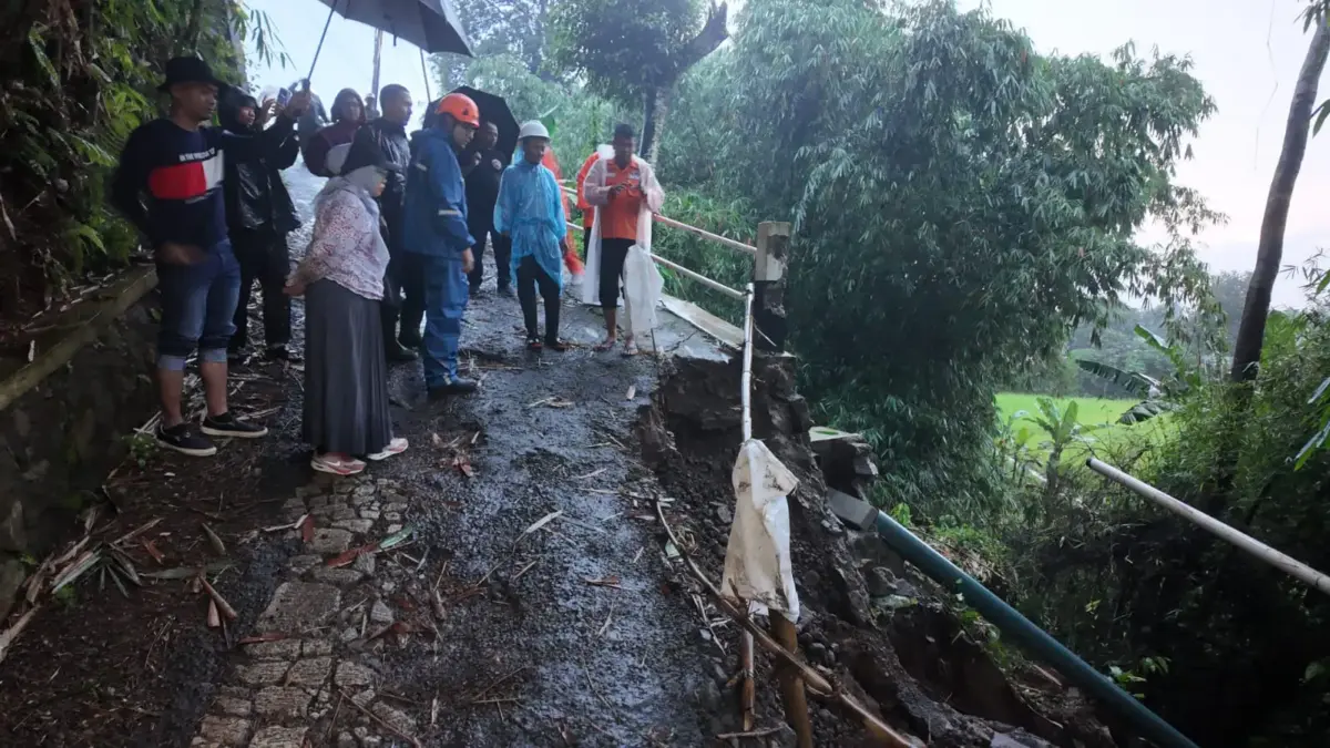 Kota Sukabumi. Dengan intensitas hujan yang tinggi yang mengguyur Kota Sukabumi menyebabkan sejumlah wilayah d