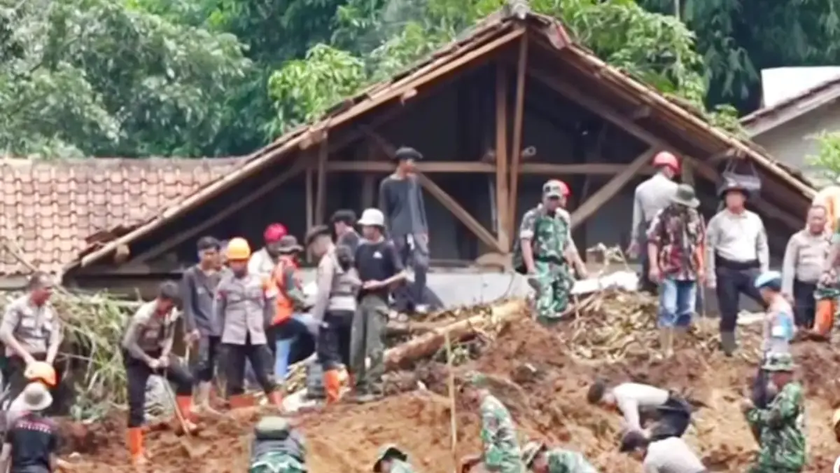 BPBD Jawa Barat: Sepekan Terakhir Ada 6 Wilayah Terdampak Bencana Petugas gabungan melakukan pencarian korban di lokasi bencana. (Dok BPBD)