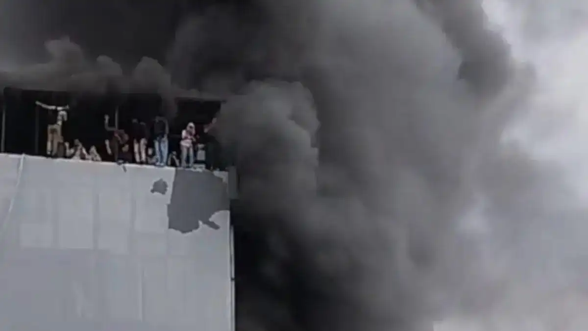 Tampak kepulan asap berwarna hitam di atas gedung Terra Drone dan tampak beberapa korban masih berada di lanta