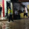 Polres Cirebon Kota turunlLangsung pantau banjir di Gunung Jati. (IST)