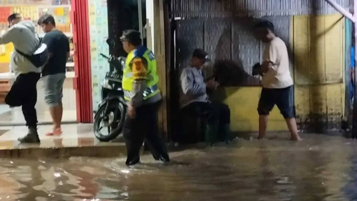 Polres Cirebon Kota turunlLangsung pantau banjir di Gunung Jati. (IST)