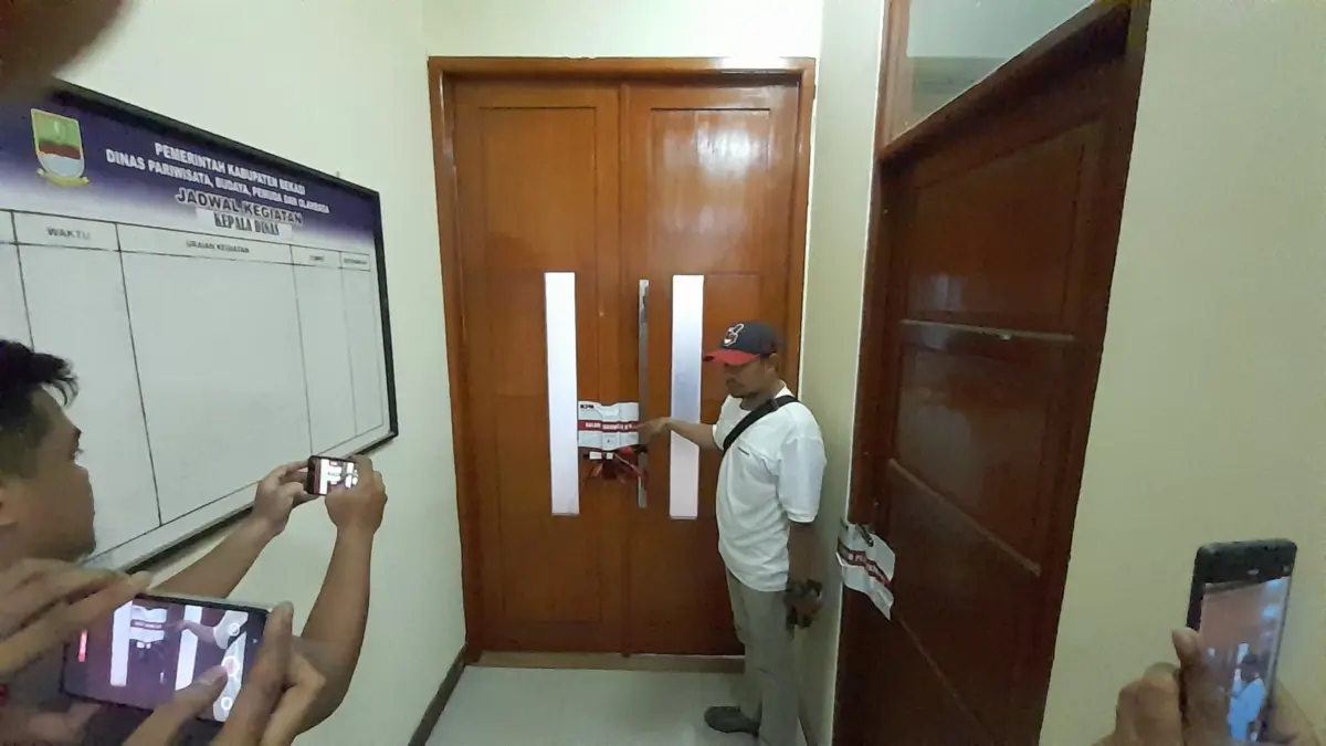 Kantor Kepala Disbudpora Kabupaten Bekasi disegel KPK.