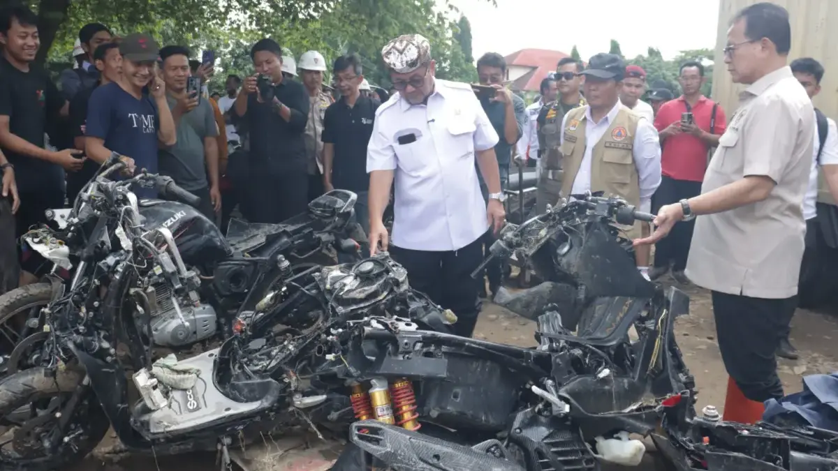 Akibat Banjir, Pemkab Cirebon Tinjau Ulang Regulasi Terkait Izin Pembangunan Perumahan Baru Bupati Cirebon, Imron saat meninjau wilayah yang terdampak banjir berarus deras di Kabupaten Cirebon, Rabu (24