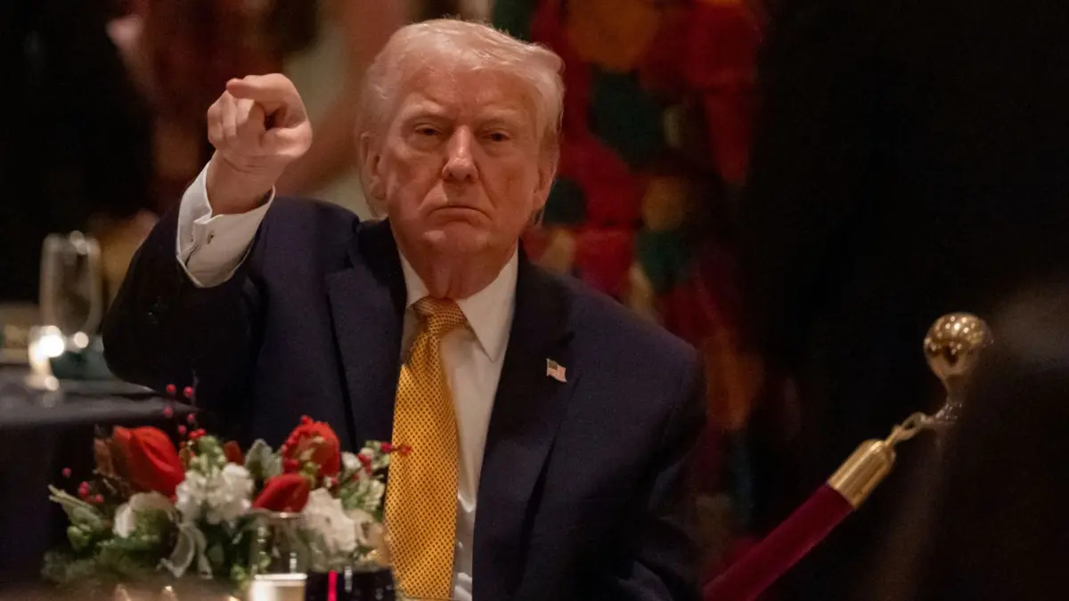 Serangan Trump di Momen Malam Natal Sebut Oposisi Demokrat 'Sampah Kiri Radikal' Presiden AS Donald Trump menghadiri makan malam Natal di ballroom klub Mar-a-Lago di Palm Beach, Florida, Amer