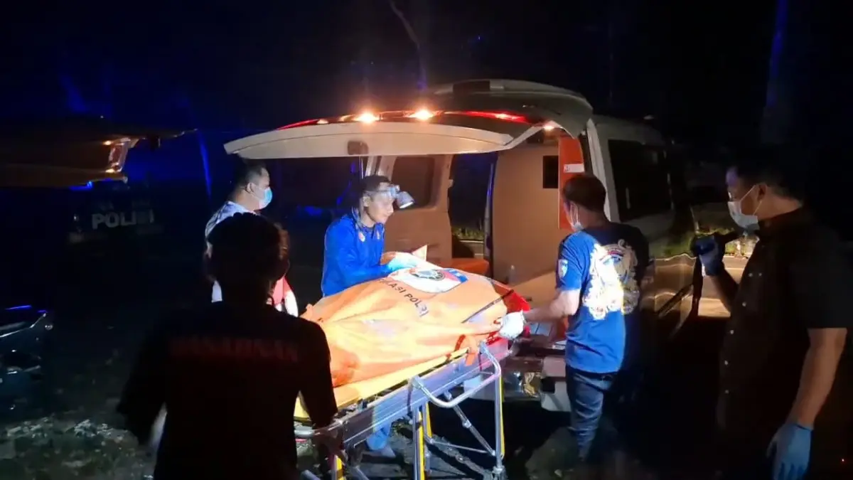 Polisi mengevakuasi jasad pengacara asal Purwokerto yang ditemukan terkubur di Hutan Kubangkangkung, Cilacap.