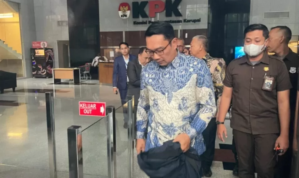 Mantan Gubernur Jawa Barat Ridwan Kamil (tengah) menjalani pemeriksaan di Gedung Merah Putih KPK, Jakarta, Sel