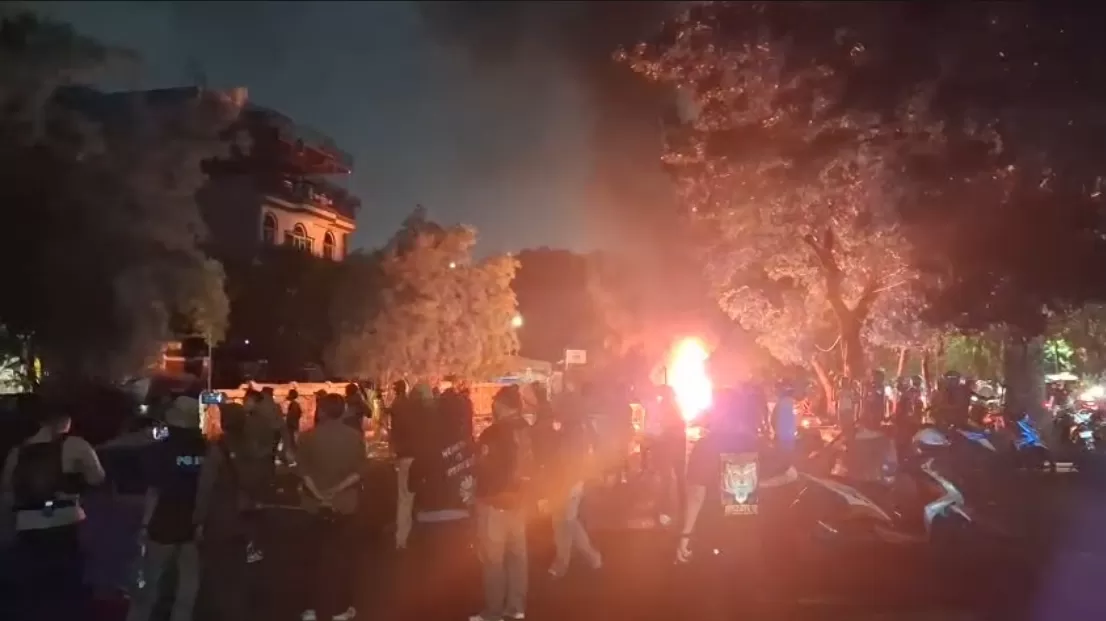Sejumlah warung di Kalibata, Jakarta Selatan dibakar usai insiden tewasnya mata elang (matel). (Istimewa)
