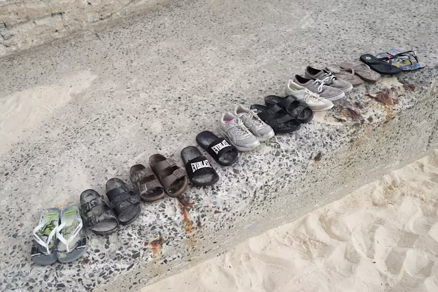 Sepatu berbaris setelah penembakan sehari sebelumnya di Pantai Bondi Sydney, Senin, 15 Desember 2025. (Foto AP