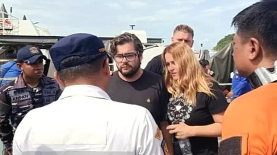 Mar Martinez Ortuno, warga negara Spanyol, tak kuasa menahan tangis saat bertemu dua saudara kandungnya di kaw